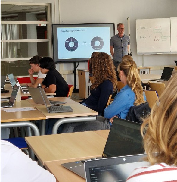 Olaf geeft een gastcollege over het Value Proposition Canvas