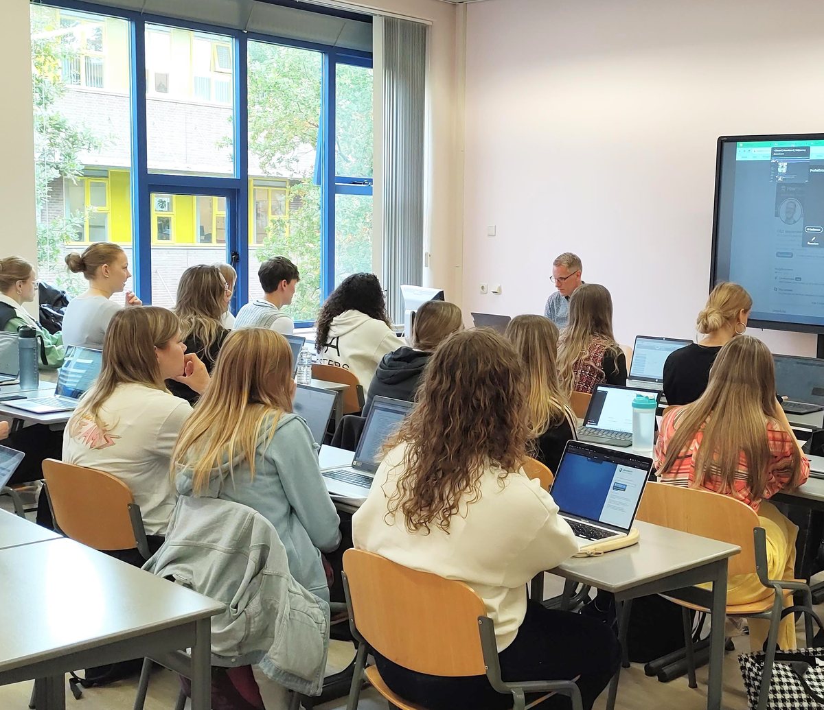 Olaf als gastdocent voor een groep marketingstudenten