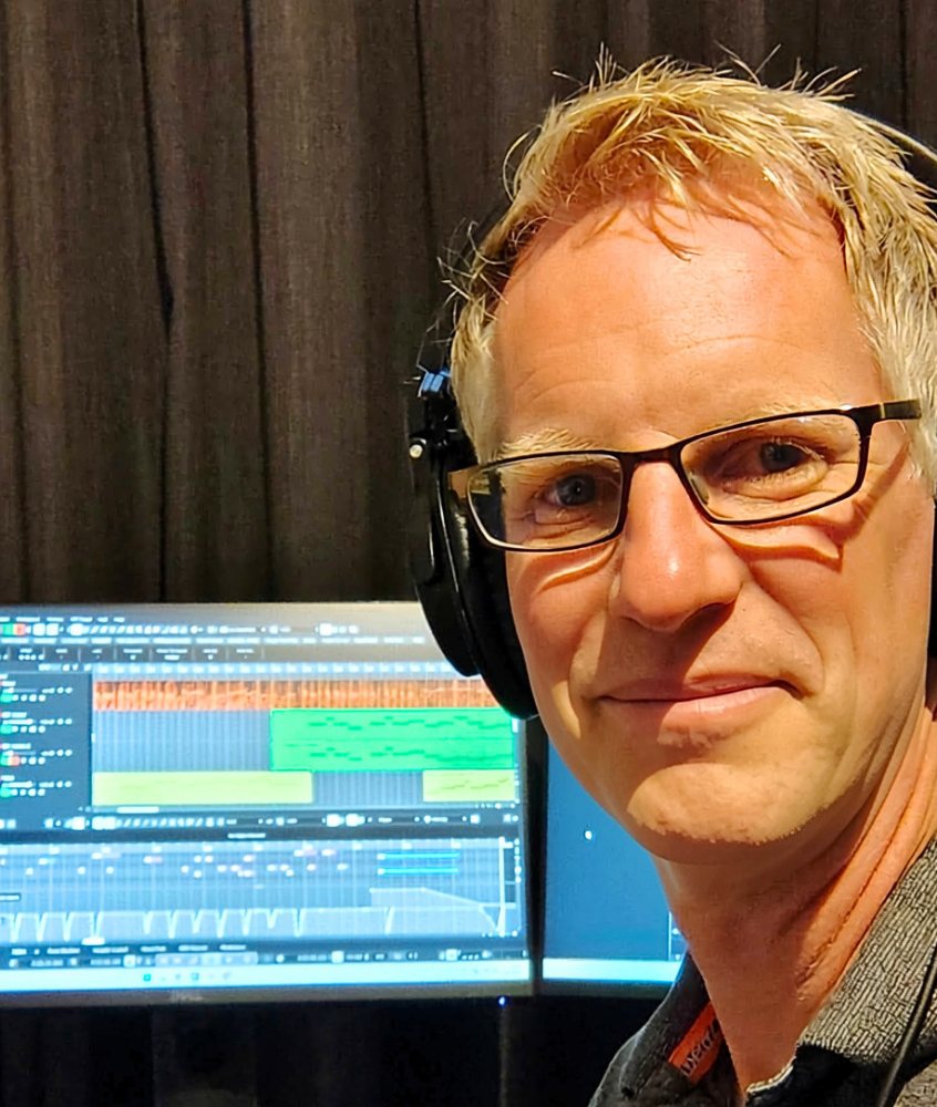Olaf componeert muziek in zijn studio